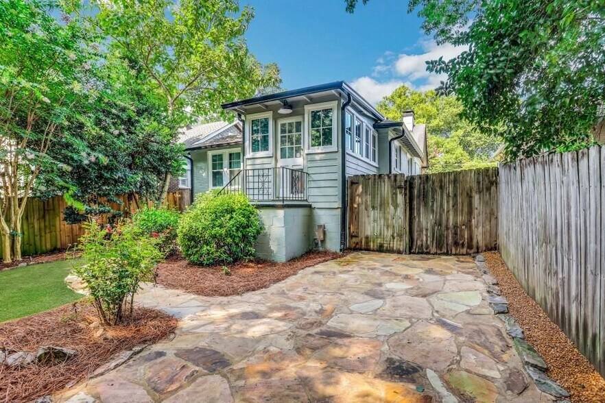 Building Photo - 2215 Fairhaven Cir NE