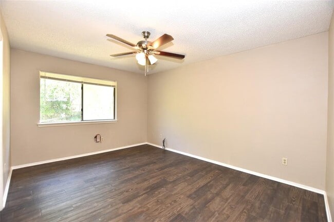 Building Photo - 609 Rollingway Dr