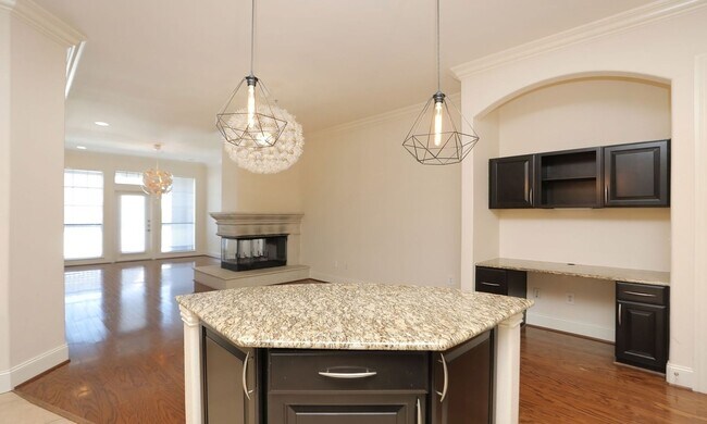 Building Photo - Top-Floor 1-Bedroom Condo in the Heart of Upper Kirby!