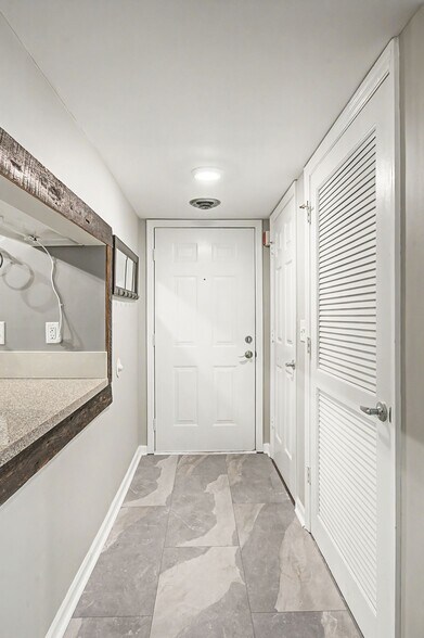 Building Photo - 265 Hillsboro Pl