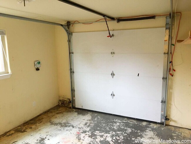 Building Photo - 4 Bedrooms, 2 Bathrooms, Large Fenced Backyard in Central Salem