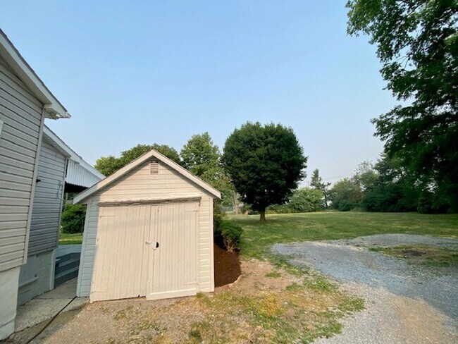 Building Photo - 3 Bedroom Home on Large Lot!