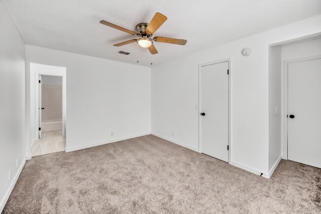 Building Photo - 1304 Magnolia Cir E