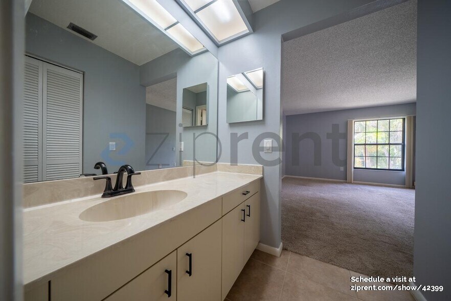 Building Photo - 4817 Winslow Beacon