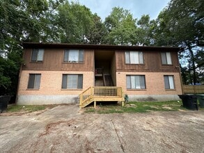 Building Photo - Downstairs unit off E Park and Victory Garden!