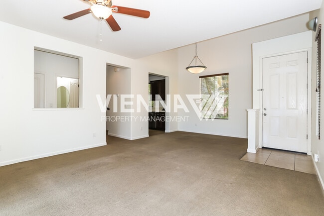 Building Photo - Beautiful Townhouse for Rent in Sacramento!