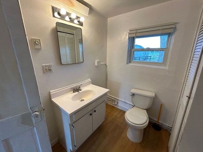 Building Photo - 2 Bed 1 Bath Large House with Fenced Yard and Washer Dryer Hookups