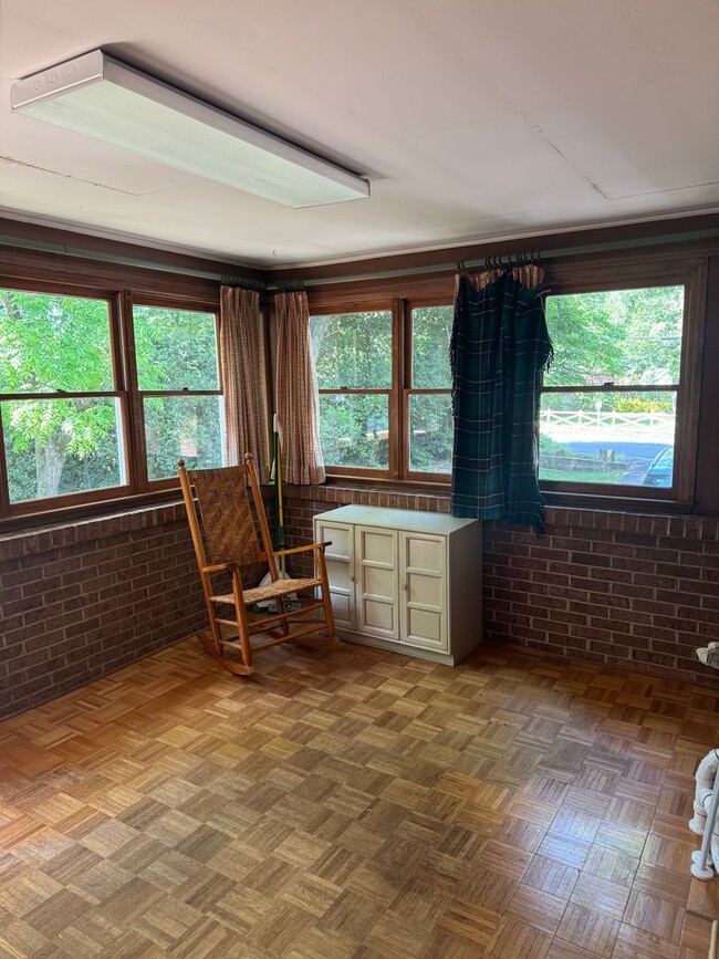 Building Photo - Fantastic Location & Price