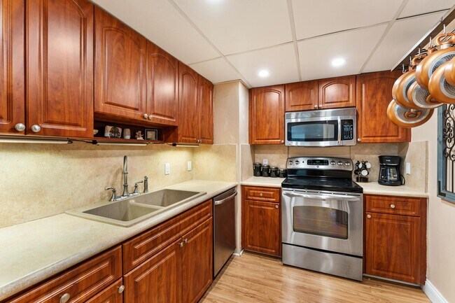 Building Photo - 5600 N Flagler Dr