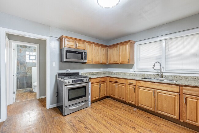 Building Photo - 7637 S Essex Ave