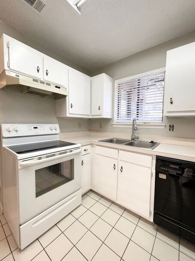 Building Photo - Available Now- 3/2 1 car garage 1 block fr...