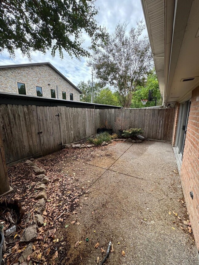 Building Photo - 12925 Trail Hollow Dr