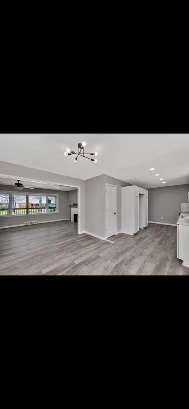 Building Photo - 918 N Crestway St