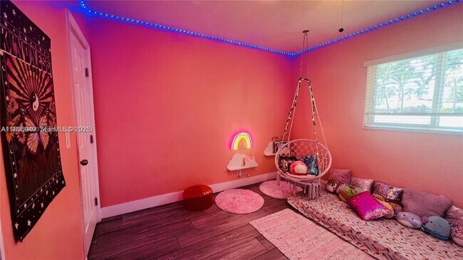 Building Photo - 911 N 14th Ave