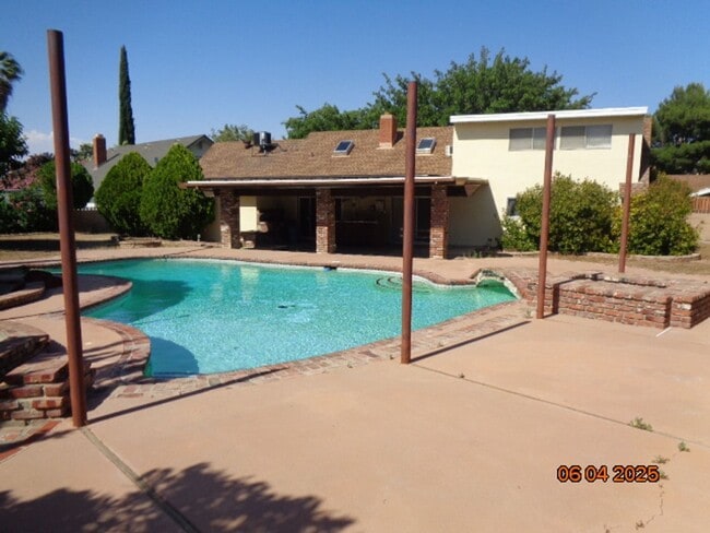 Building Photo - College Terrace Pool Home