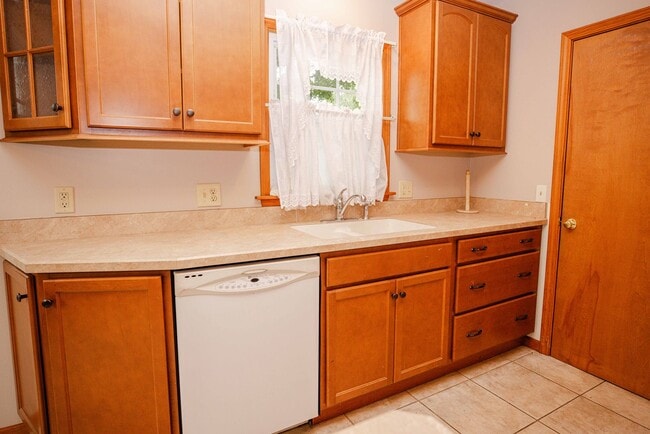 Building Photo - West Toledo 3 Bedroom