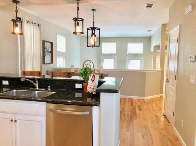 Building Photo - 2258 Golden Crest Common