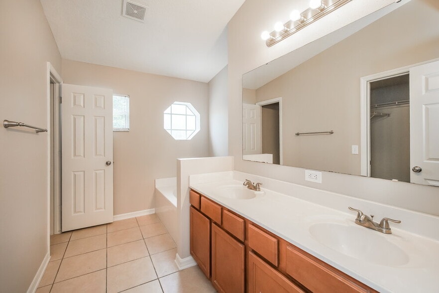Building Photo - 5051 Preserve Blvd