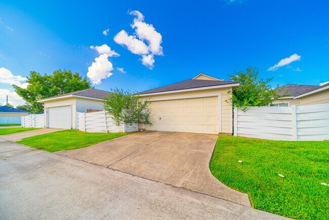 Building Photo - 11821 Jelicoe Dr