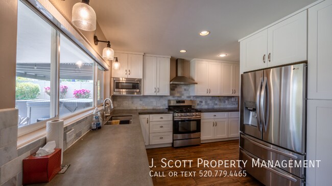 Building Photo - 9059 N Arroya Vista Dr