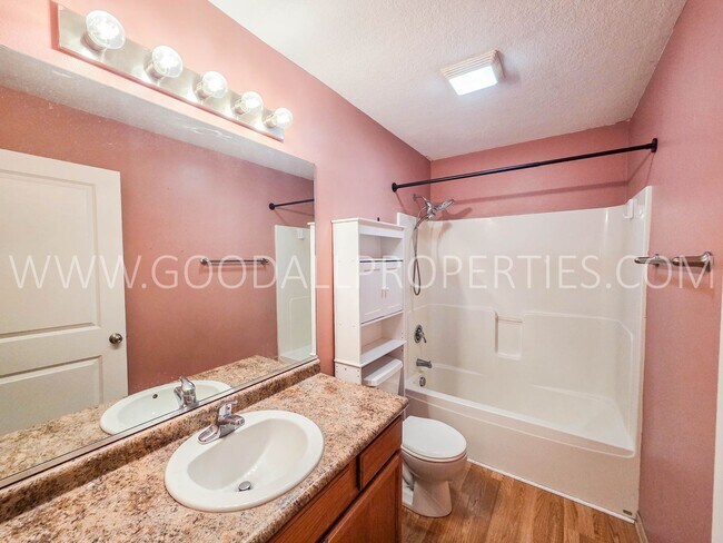 Building Photo - Beautiful 2 Bed, 2 Bath Townhome with 2-Car Garage in Ankeny!