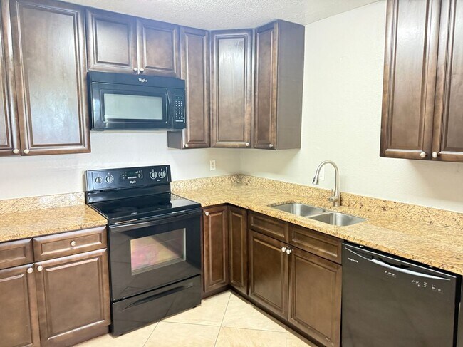Building Photo - 4022 Versailles Dr
