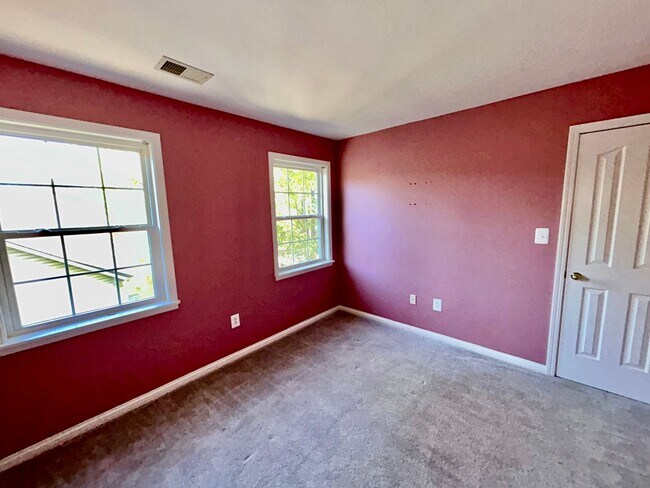 Building Photo - Spacious 4 Bed 2.5 Bath In Lexington!