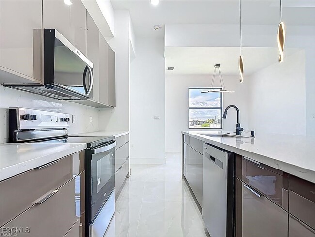 Building Photo - 323 NE 19th Terrace