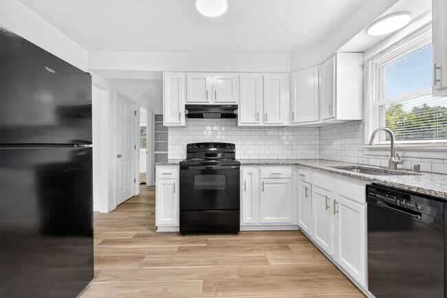 Building Photo - 176 Robinwood Ave