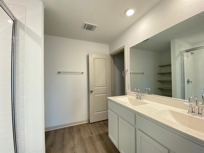 Building Photo - 131 Ft Clark Spgs Dr