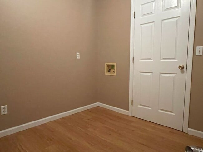 Building Photo - Pun-believable Deal: Stunning 3 Bed/1 Bath...