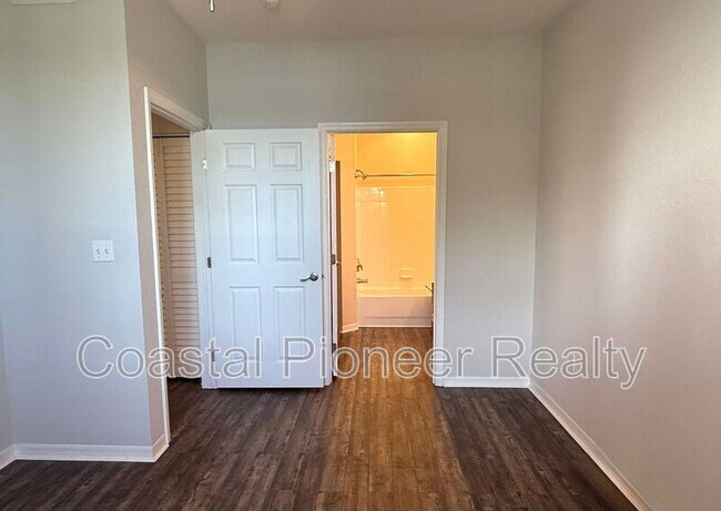 Building Photo - 9068 Lake Chase Island Way