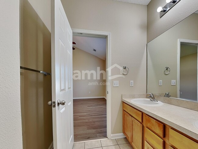 Building Photo - 521 Amsonia Cir
