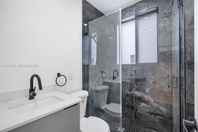 Building Photo - 629 SW 10th Ave