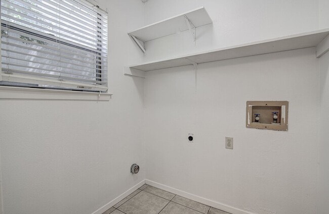 Building Photo - 3558-3560 Ranch Road 2222