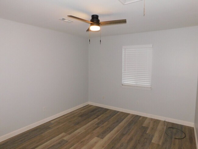 Building Photo - Fully Renovated Modern Duplex
