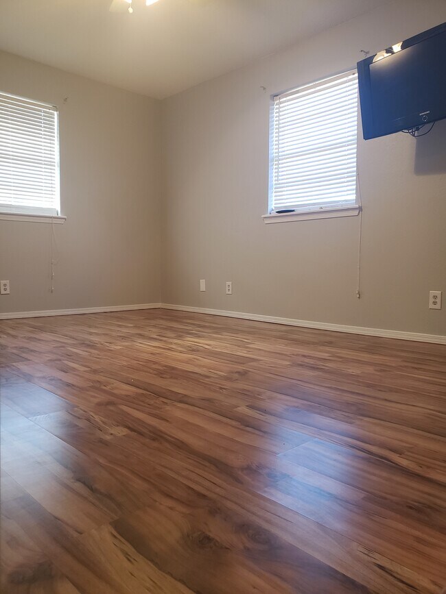Building Photo - 2801 James Louis Dr