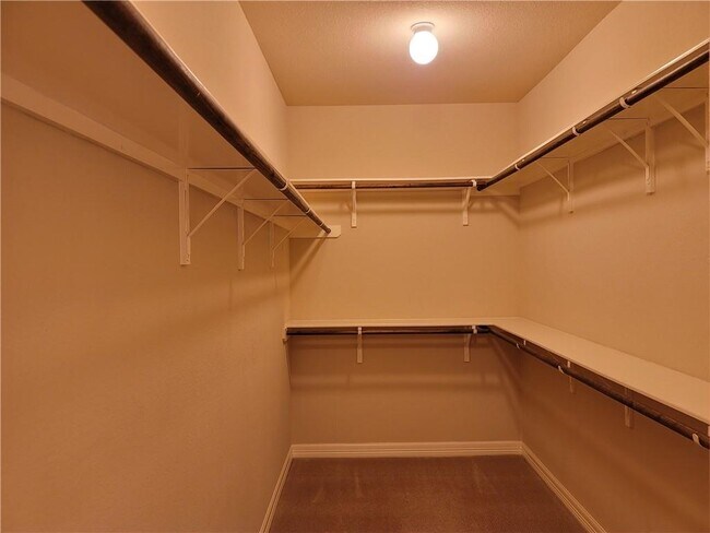 Building Photo - 1901 Woodhaven Ct