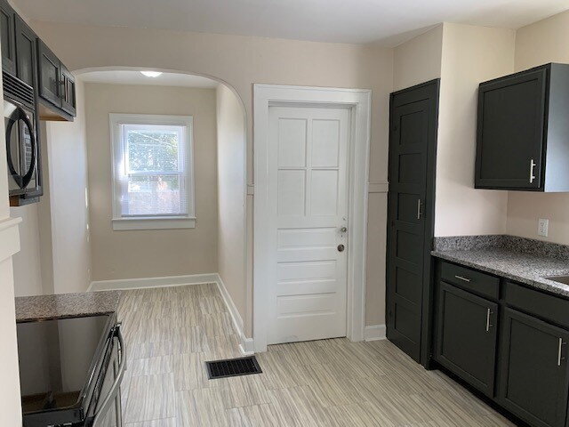 Building Photo - NEAR EASTSIDE 2BR BUNGALOW RECENTLY UPDATED!