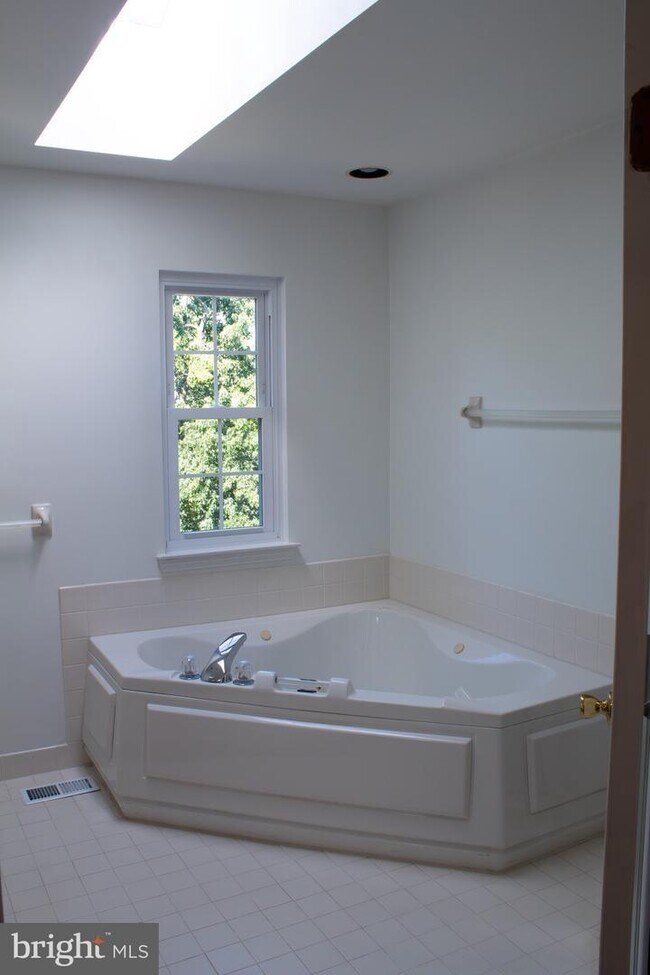 Building Photo - 432 Country Club Dr