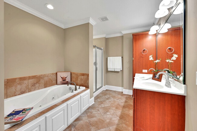 Building Photo - Brook Hollow