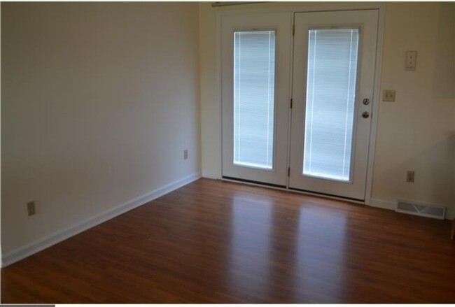 Building Photo - For Rent: Charming 3-Bedroom Pet-Friendly ...