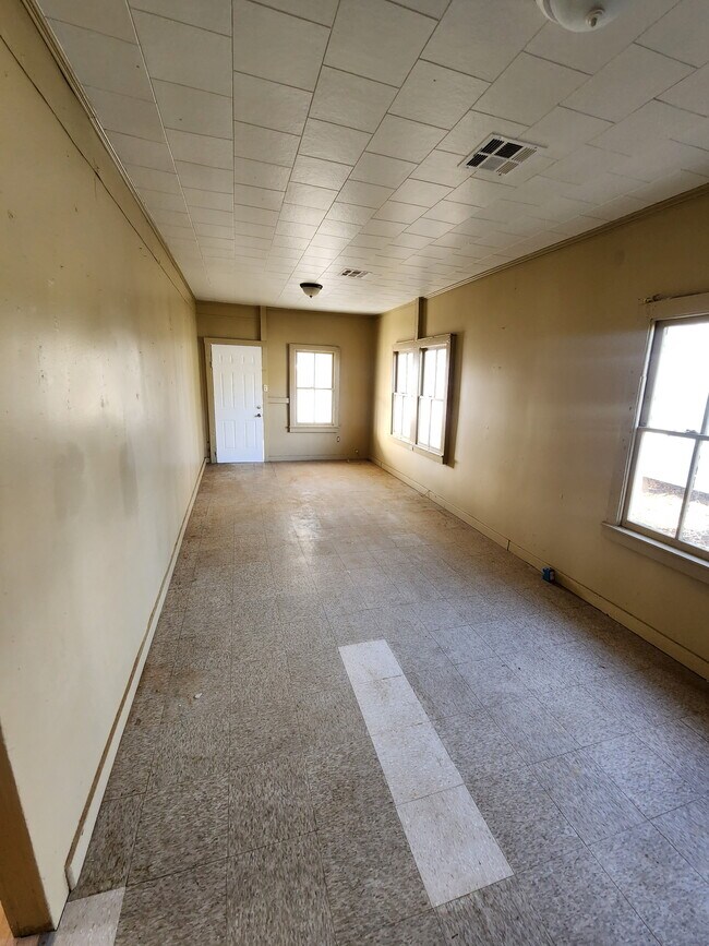 Building Photo - 1002 La Pl Ave