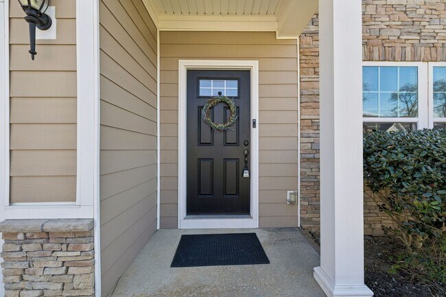 Building Photo - Charming and move-in ready 3-bedroom, 2.5-bath home
