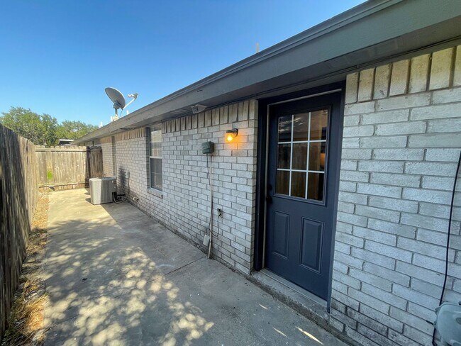 Building Photo - 1106 Stonehaven Blvd