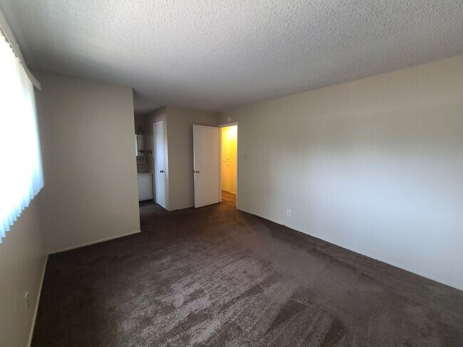 Building Photo - Utilities Included! Hayward 2-Bedroom with...