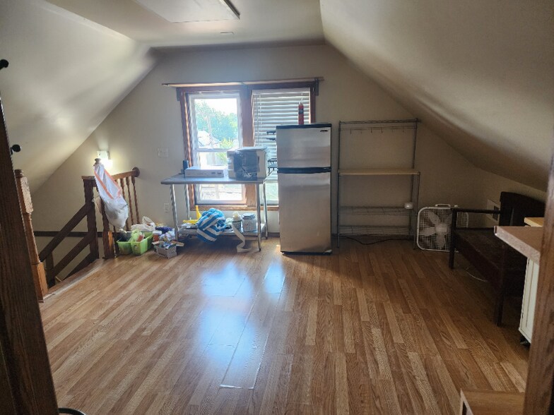 Building Photo - 750 Geranium Ave E