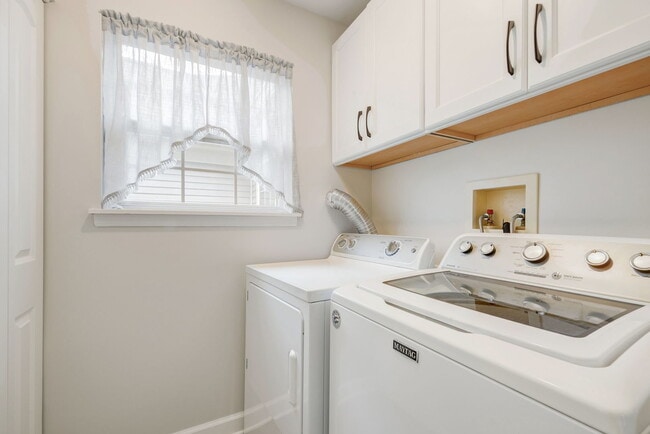 Building Photo - 3252 Cool Springs Ct