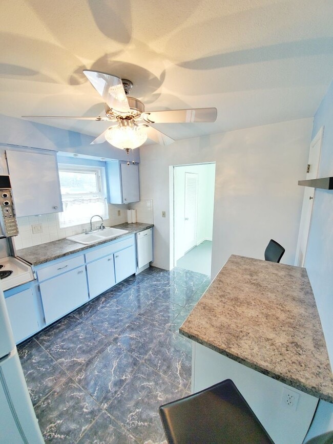 Building Photo - 2 Bedroom 1 Bath Second Floor Condo in St....