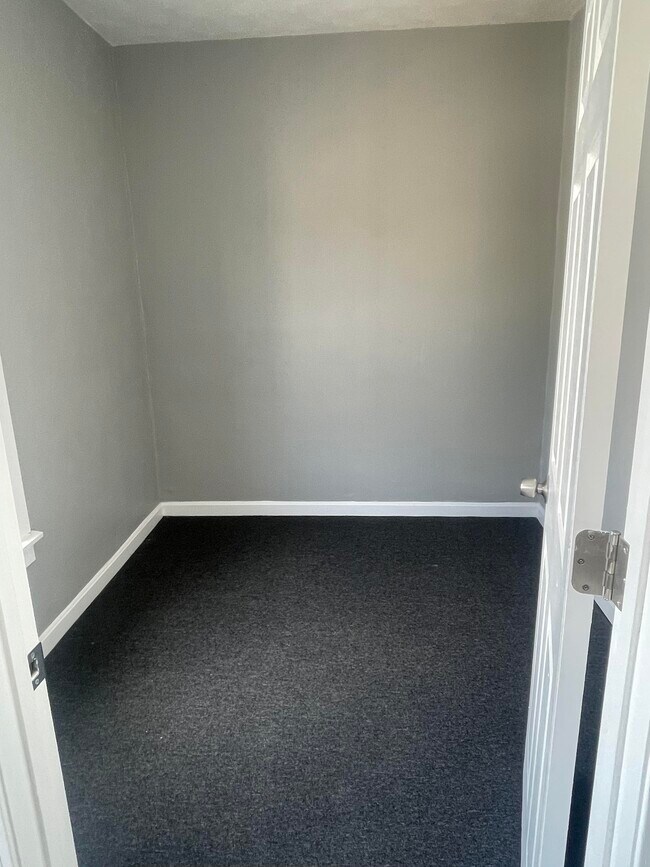 Building Photo - 17 Canonicus St